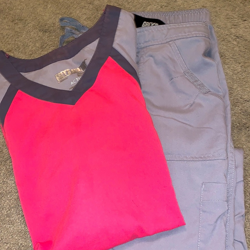 Greys Anatomy ACTIVE 2 PIECE Scrub Set - Medium Shirt + Medium Cargo Pant